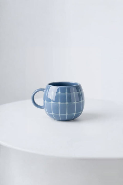 Pool Stoneware Mug 250 ml Blue Sky von egg back home, Terrakotta-Steinzeug zweimal gebrannt, quadratisches Kachelmuster in Blau.