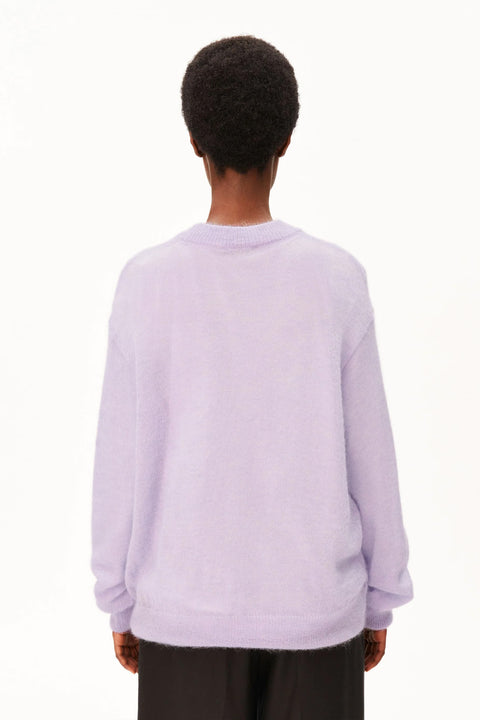 Strickpullover ARMEDANGELS Moonlit Lilac – Detailansicht flauschige Mohair-Strickstruktur in zartem Lila, RWS & RMS zertifiziert