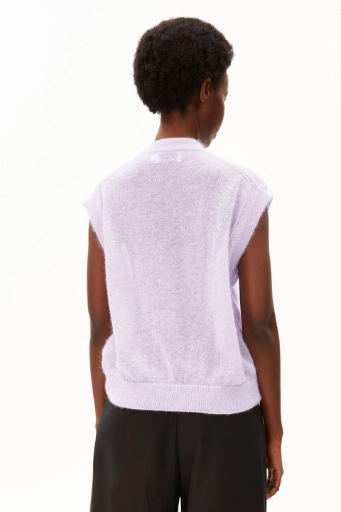 Strickpullunder ARMEDANGELS Moonlit Lilac – Detailansicht Feinstrick-Struktur in zartem Lila, 45% Mohair, TENCEL™ Lyocell, RWS zertifiziert
