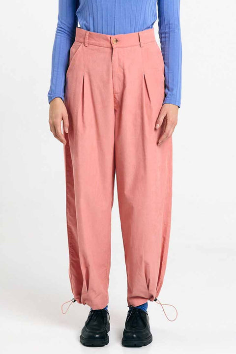 Nine Pants Pink SUITE13LAB, Frontansicht Balloon-Leg-Silhouette in zartem Pink, Seitentaschen und Frontfalten, Regular Fit