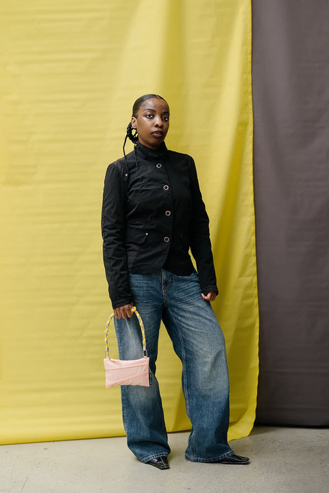 The New Pouch Mono Tone Small Susan Bijl, als Mini-Crossbody mit The New Strap getragen, recyceltes Nylon