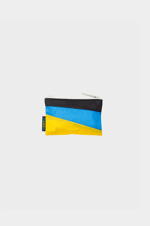 The New Pouch Multi Oxyde Small Susan Bijl, Rückseite, diagonale Farbflächen in Schwarz, leuchtendem Blau und Sonnengelb