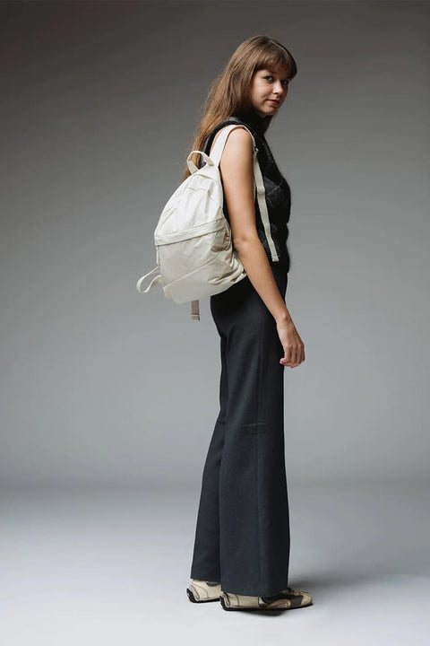 Leichter Tagesrucksack mit Fronttasche und seitlicher Faltentasche