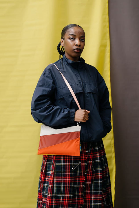 The New Pouch Multi Oxyde Medium Susan Bijl, als Crossbody mit The New Strap getragen, PFAS-freies recyceltes Nylon