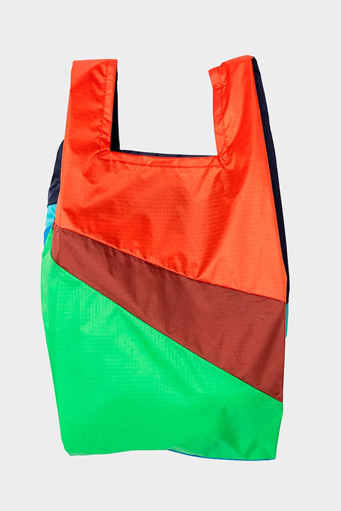 The New Shopping Bag Multi Drive Large Susan Bijl, Rückseite, drei diagonale Farbflächen in leuchtendem Orange, Dunkelbraun und leuchtendem Grün