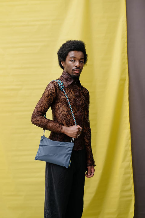 The New Pouch Mono Tornado Medium Susan Bijl, als Crossbody mit The New Strap getragen, PFAS-frei