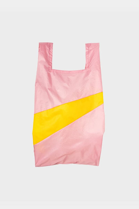 The New Shopping Bag Pink Panther & Sunflower Medium von Susan Bijl, hellrosa und gelb, 100% recyceltes Nylon, 27 x 55 x 18 cm