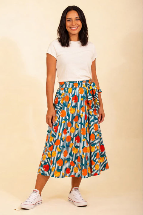 Suzi Skirt in Oranges von Pretty Vacant, weiter A-Linien-Rock wadenlang, bunter Streifen- und Zitrusfrucht-Print, Gummizug und Bindegürtel