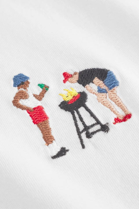 Detailansicht der Grill-Bruststickerei des T-Shirts Stockholm BBQ