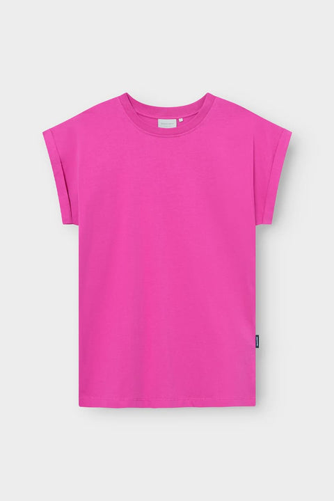 Close-Up of the Crew Neck with Narrow Rib Trim on the Visby T-Shirt