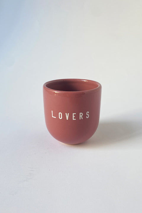 Handgefertigter Glanzbecher in Altrosa mit "LOVERS" Aufdruck