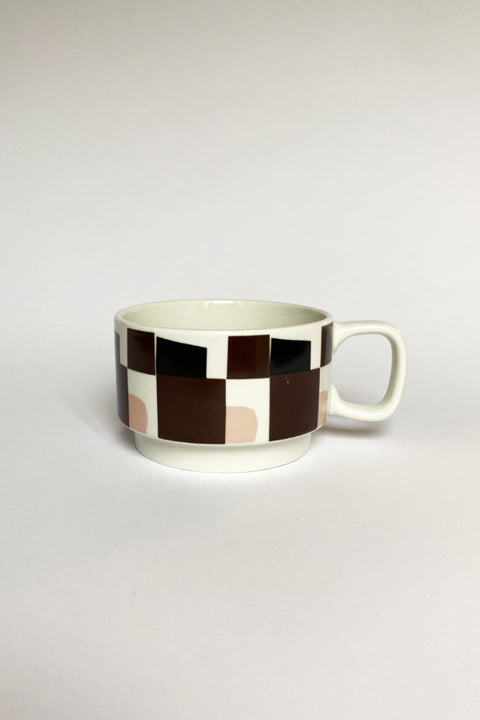 Weiße Keramiktasse mit braunrosa Grafikdesign