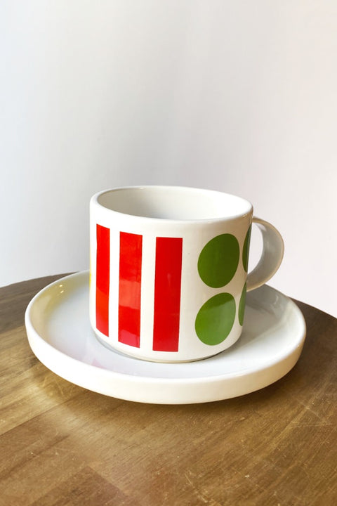 Tasse von Camilla Engdahl - Weiß mit buntem Punkt- und Linienmuster