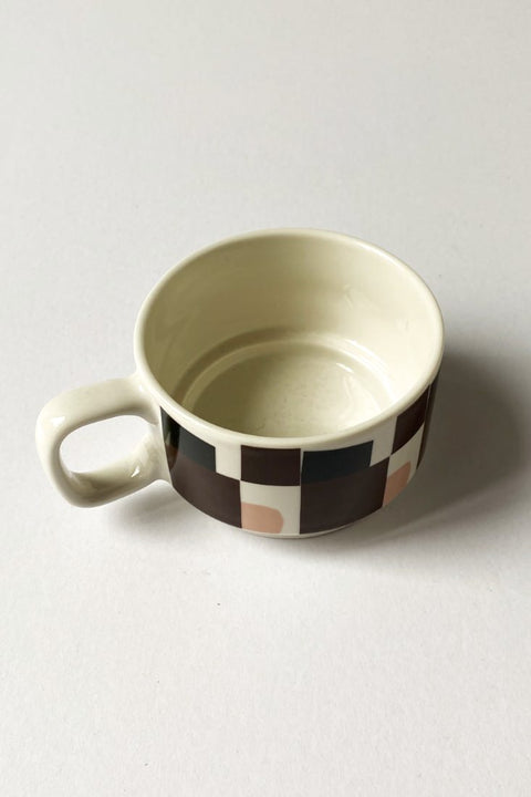 Weiße Kaffeetasse mit kunstvoller Verzierung