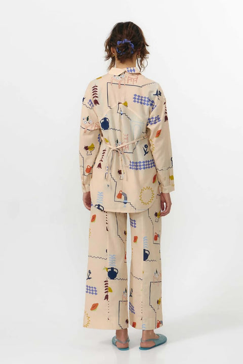 TER Shirt Print Holiday Suite13Lab – Detailansicht seitliche Bindebänder und Knopfleiste, Beige