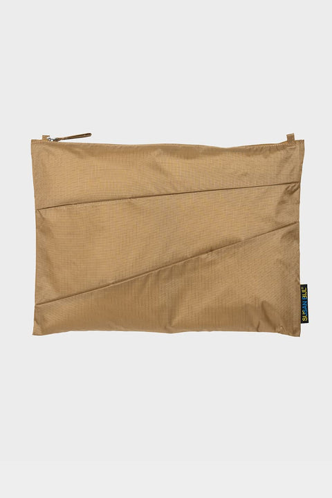 The New Pouch Mono Camel Large von Susan Bijl, 35 x 25 cm, wasserdichtes recyceltes Ripstop-Nylon, YKK-Reißverschluss