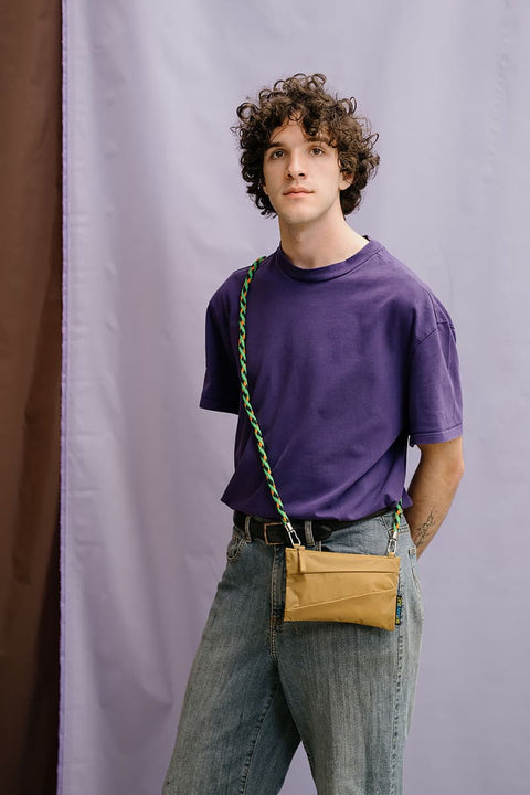The New Pouch Mono Camel Small Susan Bijl, als Mini-Crossbody mit The New Strap getragen, PFAS-frei