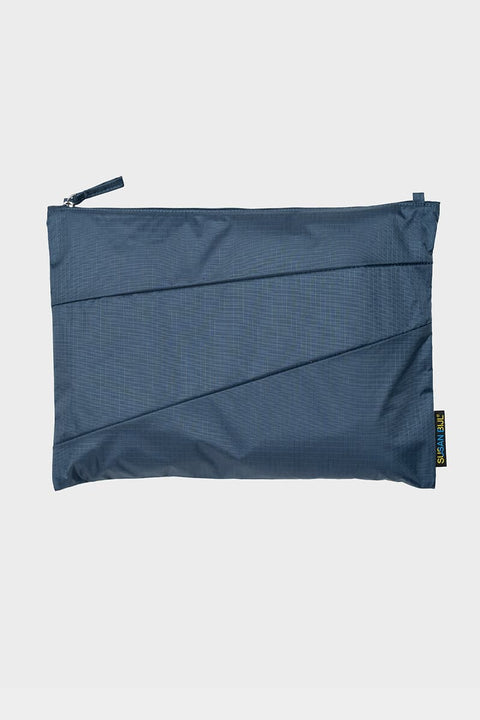 The New Pouch Mono Tornado Large Susan Bijl – Detailansicht Mono Tornado Farbton, Bluesign® Ripstop-Nylon