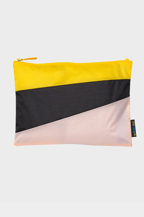 The New Pouch Multi Black Large von Susan Bijl, Vorderseite, drei diagonale Farbflächen in Gelb, Schwarz und Zartrosa, gelber YKK-Reißverschluss