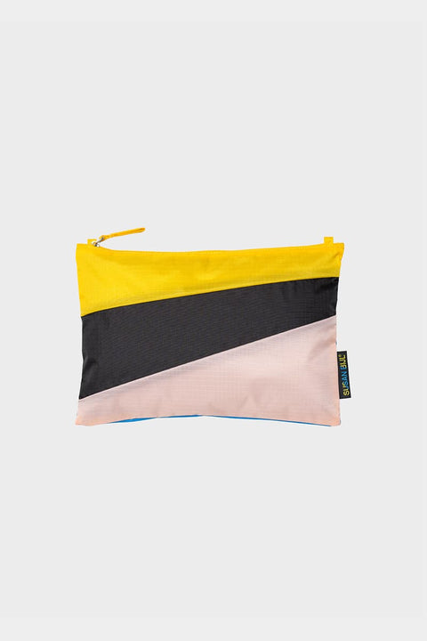 The New Pouch Multi Black Medium von Susan Bijl, Vorderseite, diagonale Farbflächen in Gelb, Schwarz und Zartrosa, gelber YKK-Reißverschluss