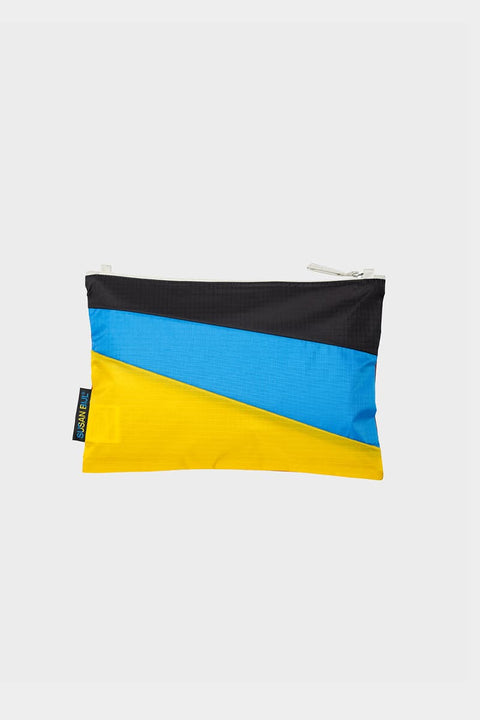 The New Pouch Multi Oxyde Medium tasche-susan-bijl-crossbody, Rückseite, diagonale Farbflächen in Schwarz, leuchtendem Blau und Sonnengelb