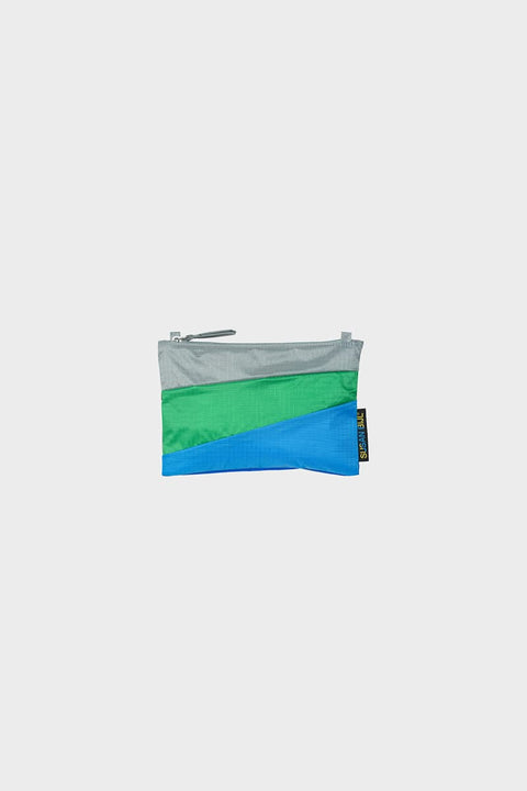 The New Pouch Multi Wena Small von Susan Bijl, Vorderseite, diagonale Farbflächen in Grau, leuchtendem Grün und leuchtendem Blau, grauer YKK-Reißverschluss