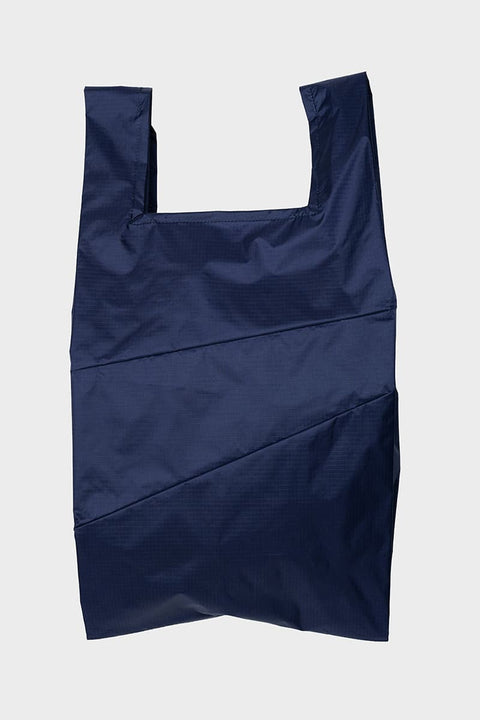 The New Shopping Bag Mono Water Large Susan Bijl Dunkelblau, befüllt mit Einkäufen, 28 Liter, > 20 kg Tragkraft