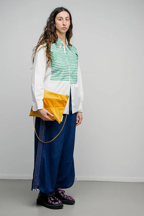 The New Strap Calendula Slim Susan Bijl, als Crossbody-Träger an The New Pouch befestigt, Gelb