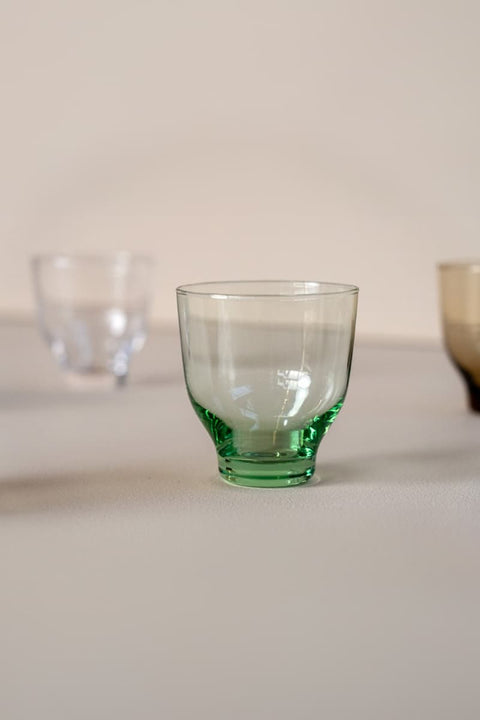 Trinkglas Fluens M KINTA Green Mint, Detailansicht farbiger Glasboden in Mintgrün und elegante Glasform
