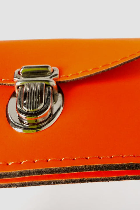 Neonorange Rindleder Detail – Papoutsi Borsa XS Portemonnaie handgefertigt in Berlin