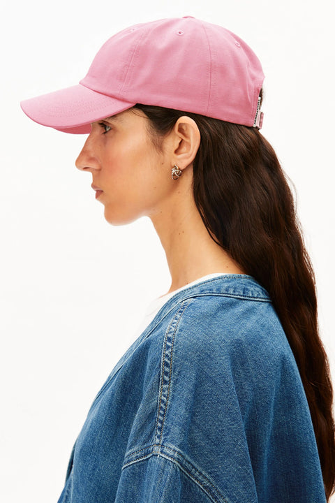 Seitenansicht der Yenaas Bold Cap aus 100% Bio-Baumwolle in Rosa, Regular Fit