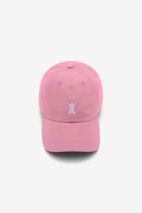 Yenaas Bold Kappe ARMEDANGELS Rosa – Detailansicht weißes Logo auf rosafarbenem Bio-Baumwoll-Cap
