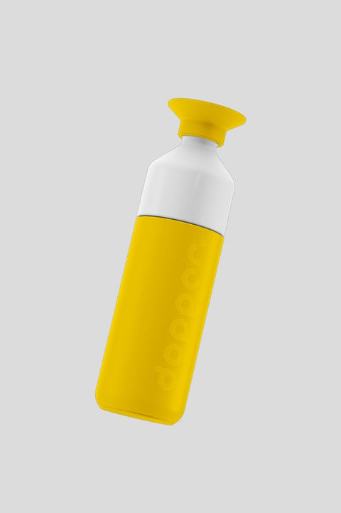 Gelbe isolierte Flasche von Dopper, die Getränke auf der gewünschten Temperatur hält