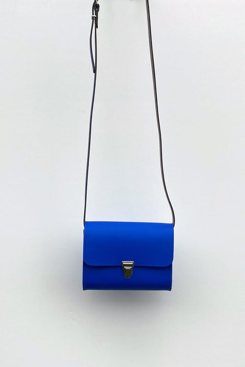 Kobaltblaue Tasche für den Alltag