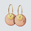 Stilvolle Ohrringe mit Porzellananhängern in mattem Gold - das perfekte Geschenk für Ihre Liebsten oder sich selbst!