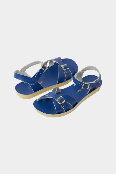 Lange Spaziergänge im Sommer mit den flachen Ledersandalen