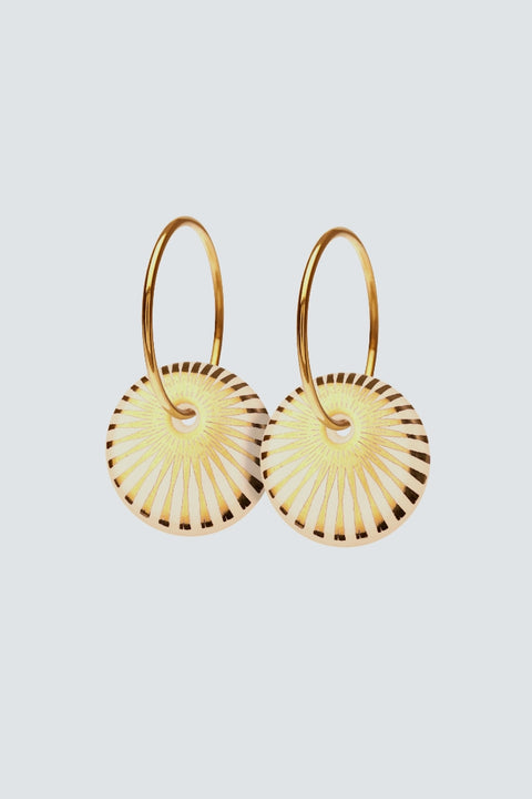 Entdecke die Schönheit von handgefertigtem Schmuck und kaufe jetzt diese exquisiten Ohrringe mit Porzellananhänger in mattem Gold.