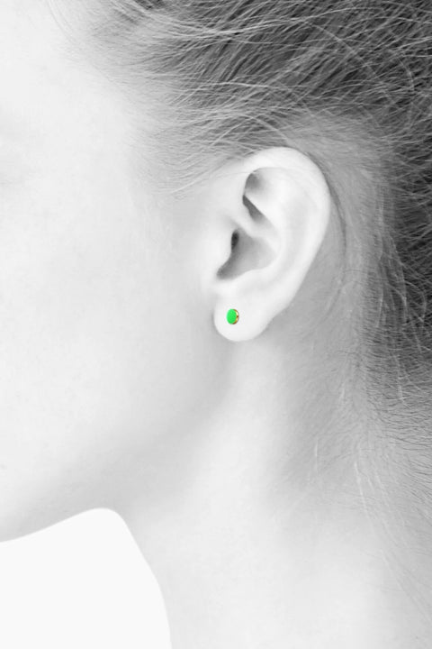 Verleihe Deinem Look mit diesen Ohrsteckern aus vergoldetem Sterlingsilber und Porzellananhängern einen Hauch von Glamour