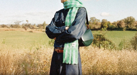 Frau mit mintgrünem Foulard in herbstlicher Landschaft – Schals und Foulards für Damen bei HIT-IN.TV