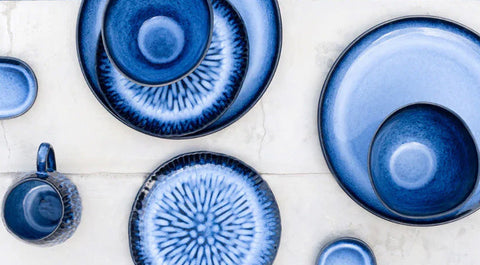 Handgemachte blaue Keramik aus Portugal mit Tellern und Schalen im traditionellen Design