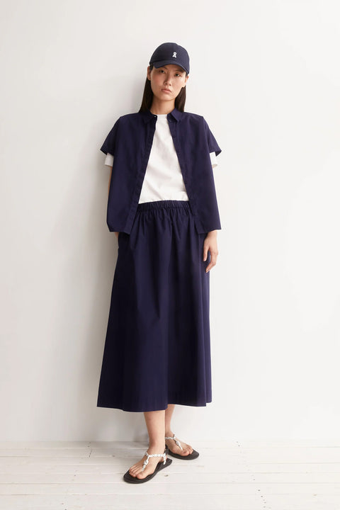 Popeline A-Linien Midi-Rock in Tinted Navy von ARMEDANGELS, Model in Frontalansicht