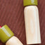 MÆGEN × Our Curated Abode Pfeffermühle Olive Rot Mittelgroß – Detailansicht 19 cm Olivgrün und Rot, nachhaltig zertifiziertes Kautschukholz