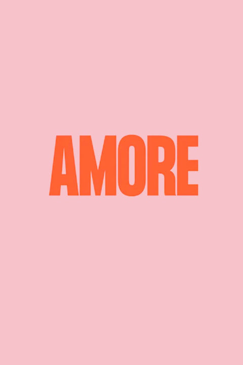 Damen T-Shirt AMORE NAVUCKO Pink – Detailansicht AMORE-Aufdruck in Orange auf sattem Pink, 180 GSM Bio-Baumwolle