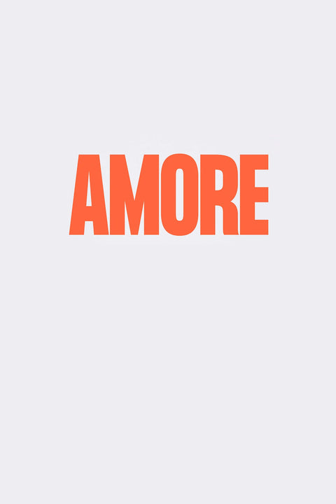 Detailansicht des AMORE-Motivs auf dem T-Shirt von NAVUCKO