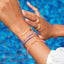 Armband Marseille Blush Indigo, am Handgelenk getragen, 17 cm, farbenfroher Ozean-Look mit Goldakzenten