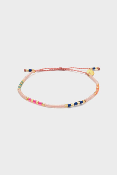 Armband in Blush Rosé mit farbigen Perlen und goldenem Logo