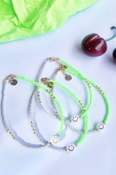 Armband Birthday 7 Blush Indigo – Detailansicht Smiley-Perle in der Mitte, Farbübergang Greige und Neon Grün