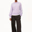 Model trägt den Mohair-Mix Strickpullover Moonlit Lilac kombiniert mit dunkler Hose