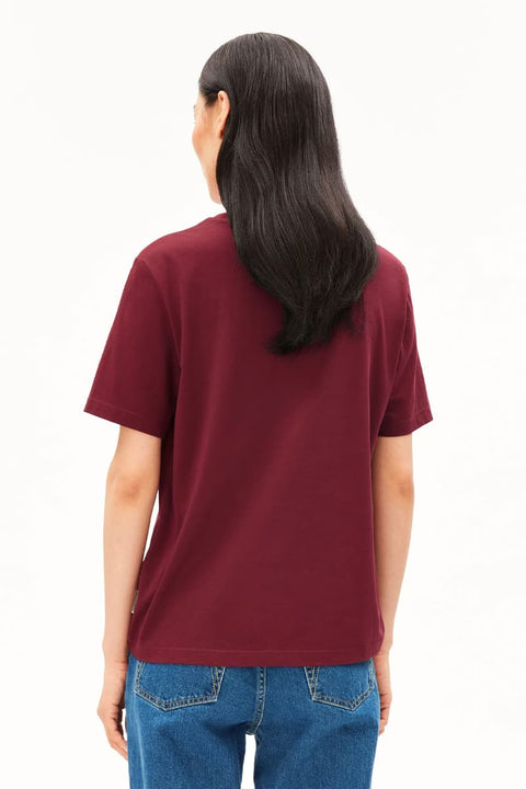 Lualaa T-Shirt ARMEDANGELS Velvet Red – Detailansicht leichtes Bio-Baumwoll-Jersey in tiefem Weinrot, PETA-zertifiziert