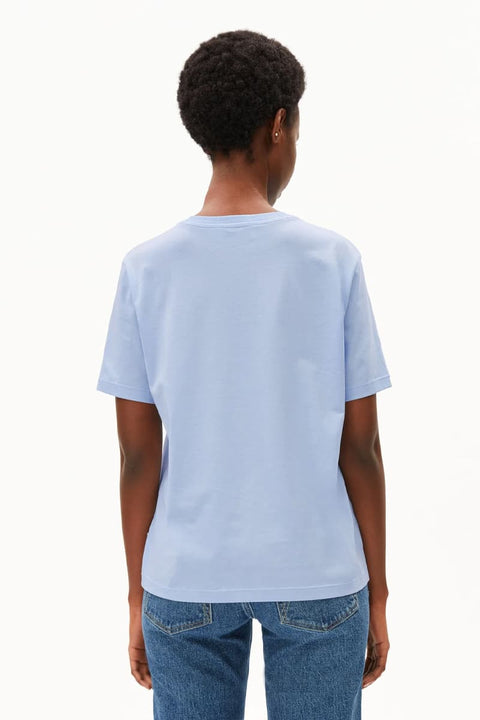 Lualaa T-Shirt ARMEDANGELS Hellblau – Detailansicht Logo-Flag-Label und klares Hellblau, normale Schulterverarbeitung